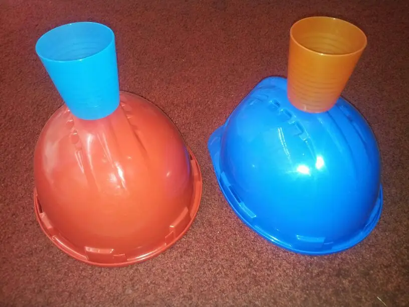 Helm met bekerhouder