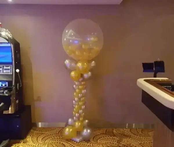 Ballonpilaar met kleine ballonnen