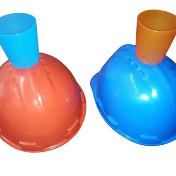 Helm met bekerhouder